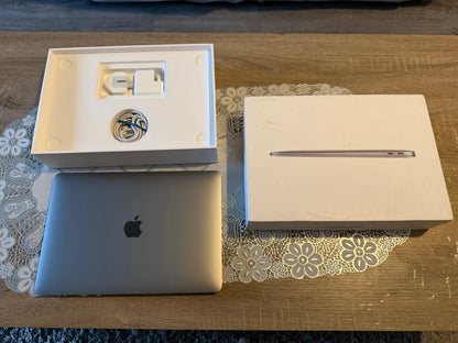 MacBook Air 13” M1 Chip 2020 8gb Ram 256gb