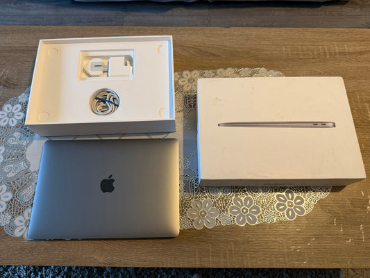 MacBook Air 13” M1 Chip 2020 8gb Ram 256gb