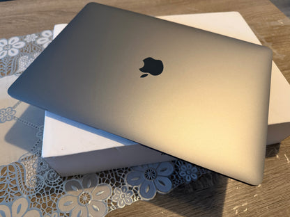 MacBook Air 13” M1 Chip 2020 8gb Ram 256gb